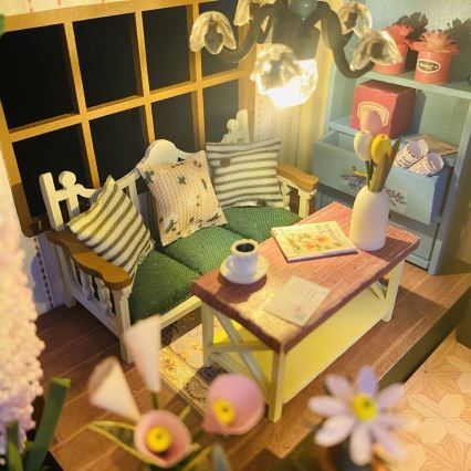 2Kids Toys - Μινιατούρα σπιτιού Darcyin, λουλουδάτο σπίτι, 2xAAA