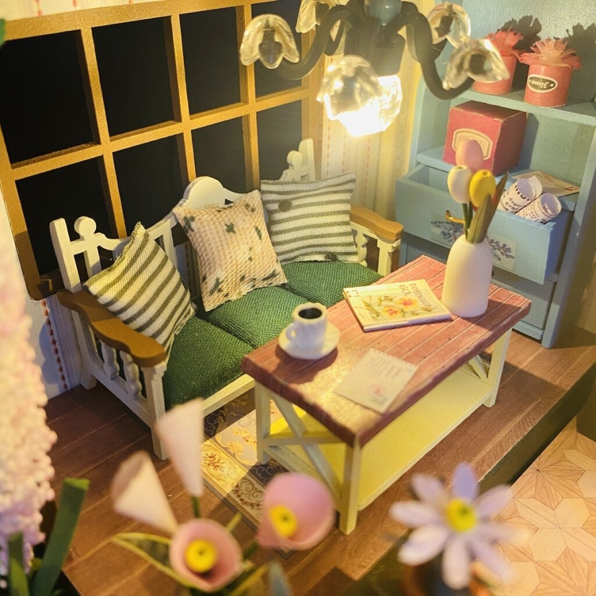 2Kids Toys - Μινιατούρα σπιτιού Darcyin, λουλουδάτο σπίτι, 2xAAA