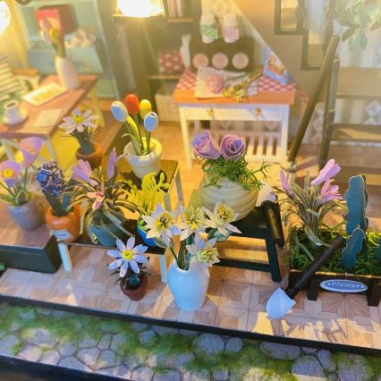 2Kids Toys - Μινιατούρα σπιτιού Darcyin, λουλουδάτο σπίτι, 2xAAA