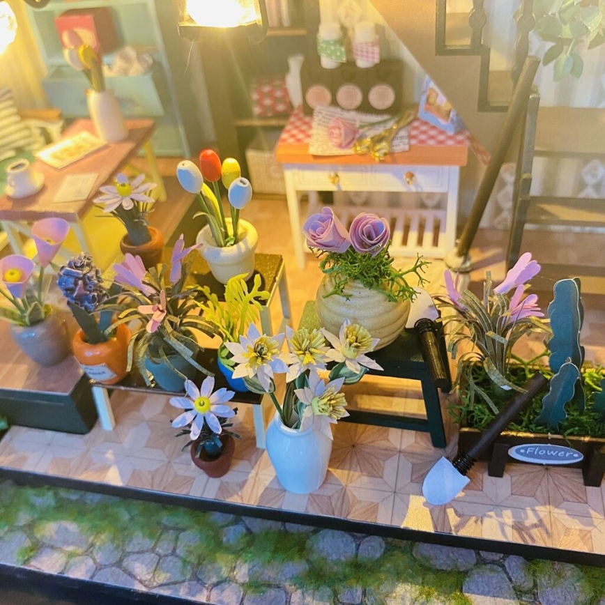 2Kids Toys - Μινιατούρα σπιτιού Darcyin, λουλουδάτο σπίτι, 2xAAA