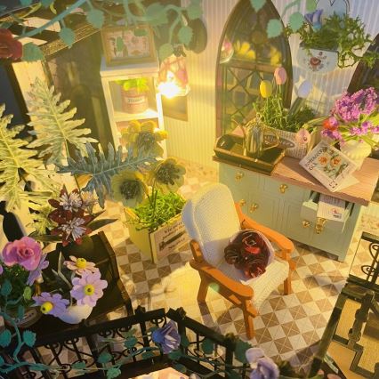 2Kids Toys - Μινιατούρα σπιτιού Darcyin, λουλουδάτο σπίτι, 2xAAA