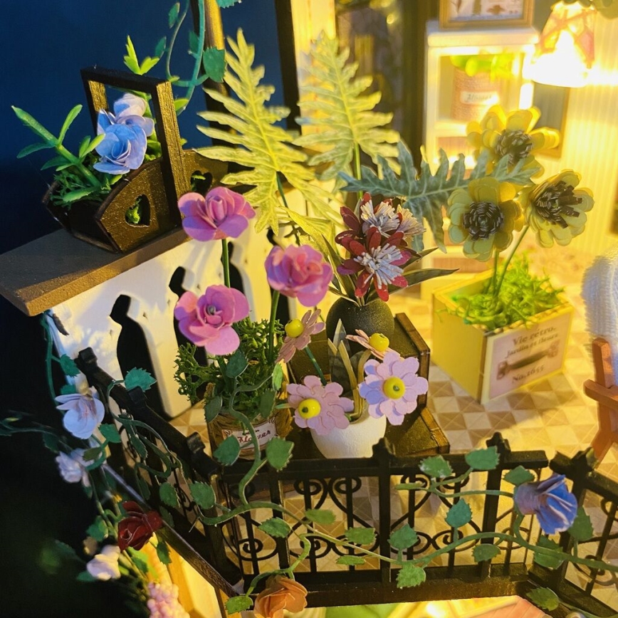 2Kids Toys - Μινιατούρα σπιτιού Darcyin, λουλουδάτο σπίτι, 2xAAA