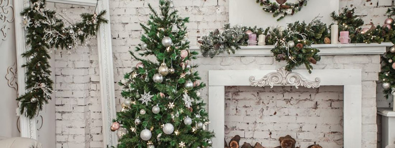 Συμβουλές και κόλπα για το πώς να στήσετε σωστά ένα χριστουγεννιάτικο δέντρο