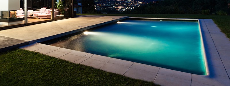 Πως να φωτίσετε όμορφα μια πισίνα;