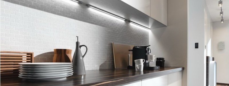 Πώς να επιλέξετε τον ιδανικό φωτισμό για κάτω από τα ντουλάπια της κουζίνας;