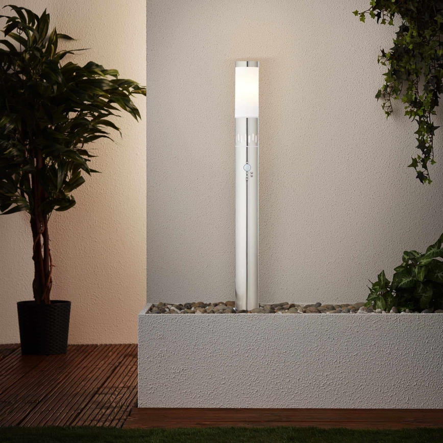 Brilliant - Εξωτερική λάμπα LED με αισθητήρα LEIGH LED/0,9W/230V + 1xE27/11W 80 cm IP44 γυαλιστερό χρώμιο