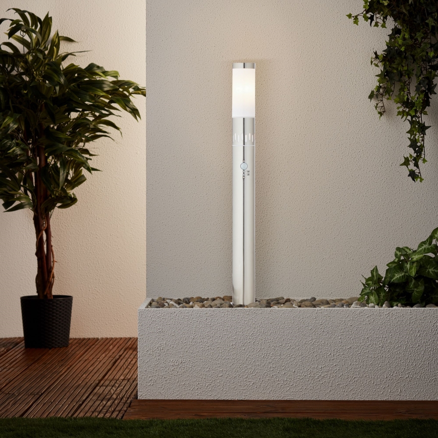 Brilliant - Εξωτερική λάμπα LED με αισθητήρα LEIGH LED/0,9W/230V + 1xE27/11W 80 cm IP44 γυαλιστερό χρώμιο