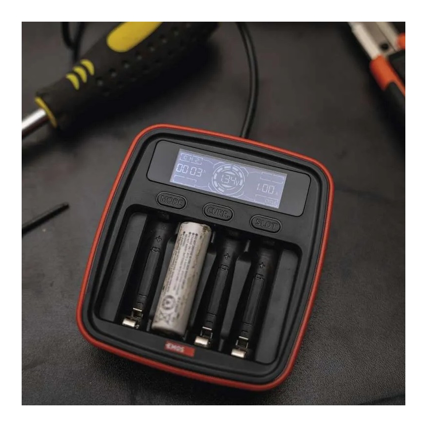Φορτιστής μπαταρίας με οθόνη LCD 4xAA/AAA 5V