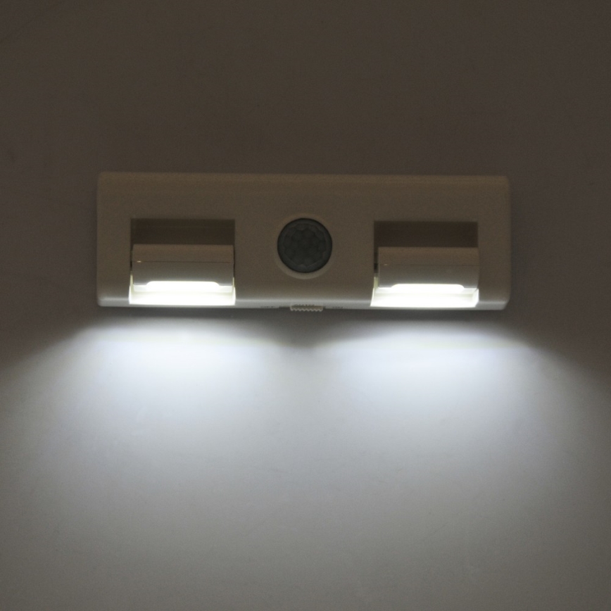 Φωτιστικό τοίχου LED με αισθητήρα LED/3xAA/4,5V