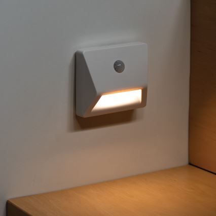 LED εντοιχιζόμενο φωτιστικό με αισθητήρα κίνησης και λυκόφωτος IRS LED/0,3W/3xAAA IP54 λευκό