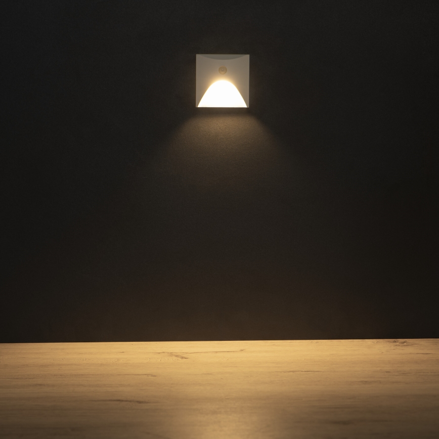 LED φωτιστικό σκάλας με αισθητήρα κίνησης και σούρουπου EXIN LED/2,5W/230V 3000K IP65 λευκό τετράγωνο