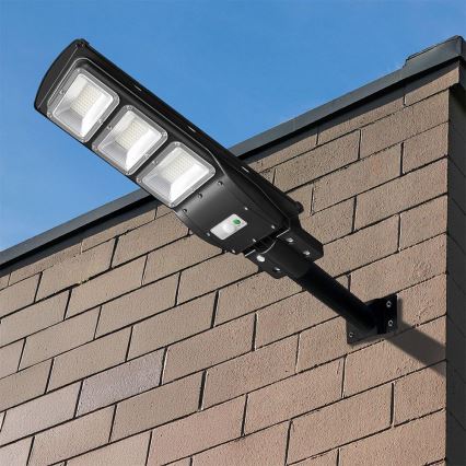 LED Ηλιακό φωτιστικό δρόμου με ρυθμιζόμενη ένταση φωτισμού και αισθητήρα κίνησης και λυκόφωτος LED/12W/3,2V 6000K IP65 10000 mAh μαύρο + τηλεχειριστήριο