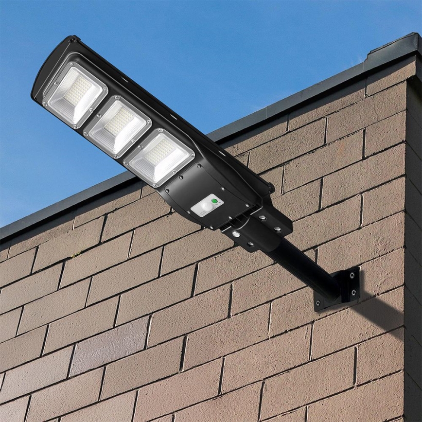LED Ηλιακό φωτιστικό δρόμου με ρυθμιζόμενη ένταση φωτισμού και αισθητήρα κίνησης και λυκόφωτος LED/12W/3,2V 6000K IP65 10000 mAh μαύρο + τηλεχειριστήριο