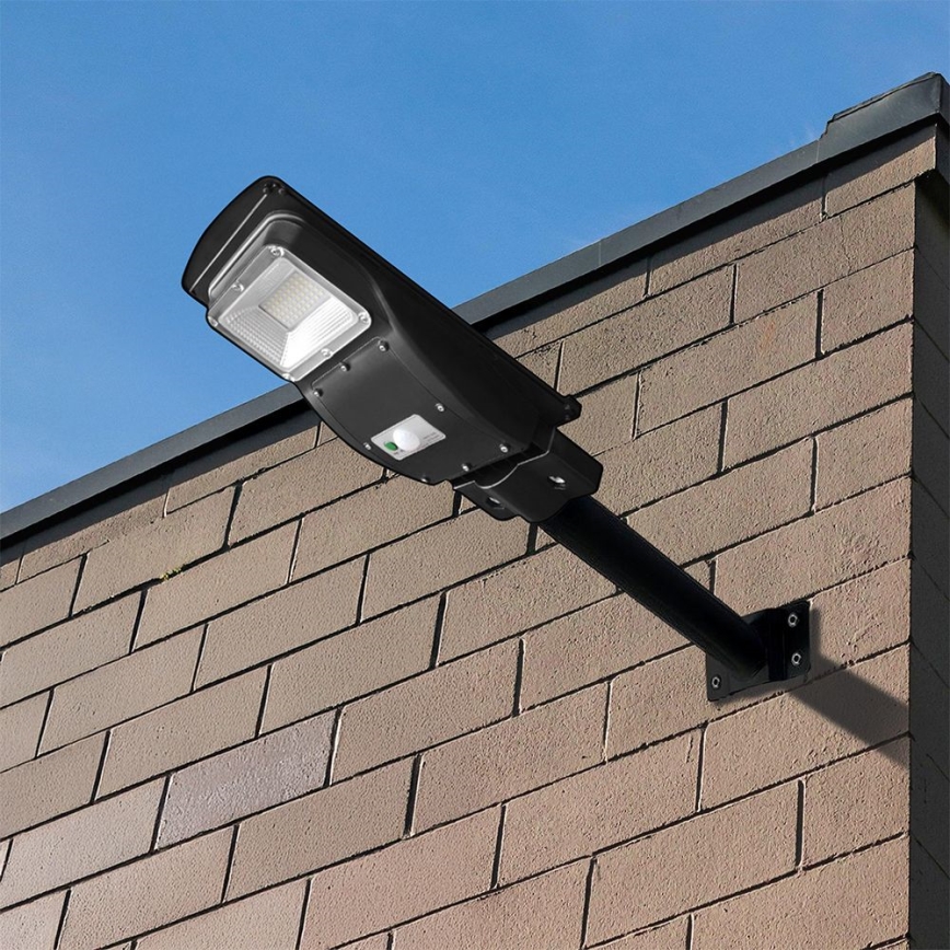 LED Ηλιακό φωτιστικό δρόμου με ρυθμιζόμενη ένταση φωτισμού και αισθητήρα κίνησης και λυκόφωτος LED/6W/3,2V 6000K IP65 5000 mAh μαύρο + τηλεχειριστήριο