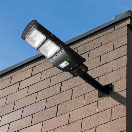 LED Ηλιακό φωτιστικό δρόμου με ρυθμιζόμενη ένταση φωτισμού και αισθητήρα κίνησης και λυκόφωτος LED/8W/3,2V 6000K IP65 9000 mAh μαύρο + τηλεχειριστήριο