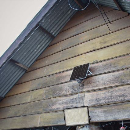 LED Ηλιακός προβολέας εξωτερικού χώρου LED/30W/3,2V 4000K μαύρο IP65 + τηλεχειριστήριο