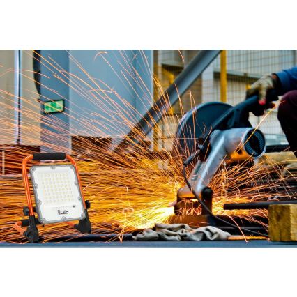 LED επαναφορτιζόμενος προβολέας με βάση LED/50W/3,2V 4500K 10000 mAh IP65 πορτοκαλί