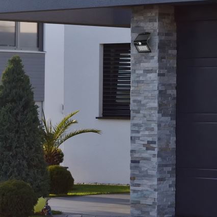 Ηλιακό φωτιστικό LED με αισθητήρα κίνησης και λυκόφως LED/1,5W/1200 mAh 3,7V IP65