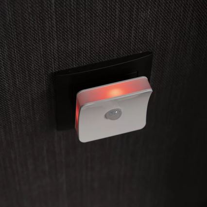 Ledvance - LED RGB Φωτιστικό προσανατολισμού με αισθητήρα για πρίζα LUNETTA LED/0,3W/230V