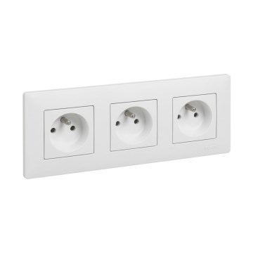Legrand - Τριπλή οικιακή πρίζα με πλαίσιο NILOE STEP 250V λευκή