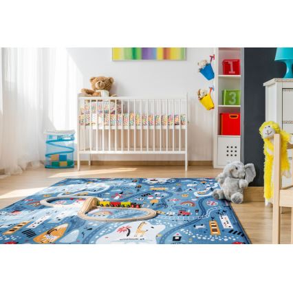 Παιδικό χαλί STELLA STREETS 100x150 cm — μπλε με σχέδιο πόλης