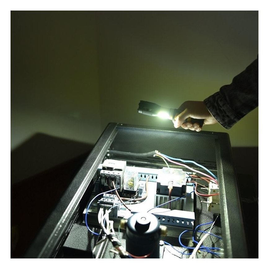Φακός LED LED/5W/3xAAA